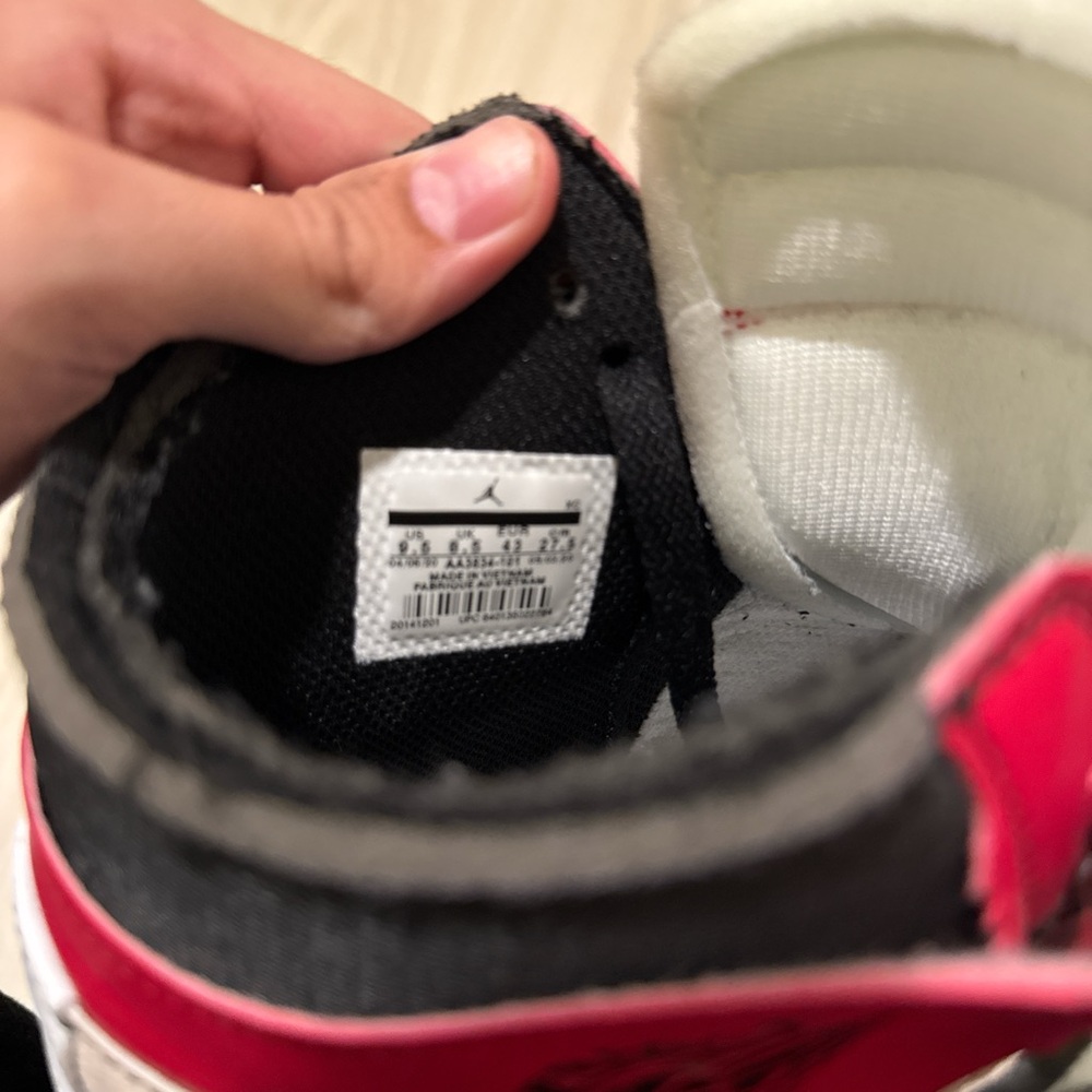 Used 3 times with very precaution, bought 
from stockX, i accept good dealings.